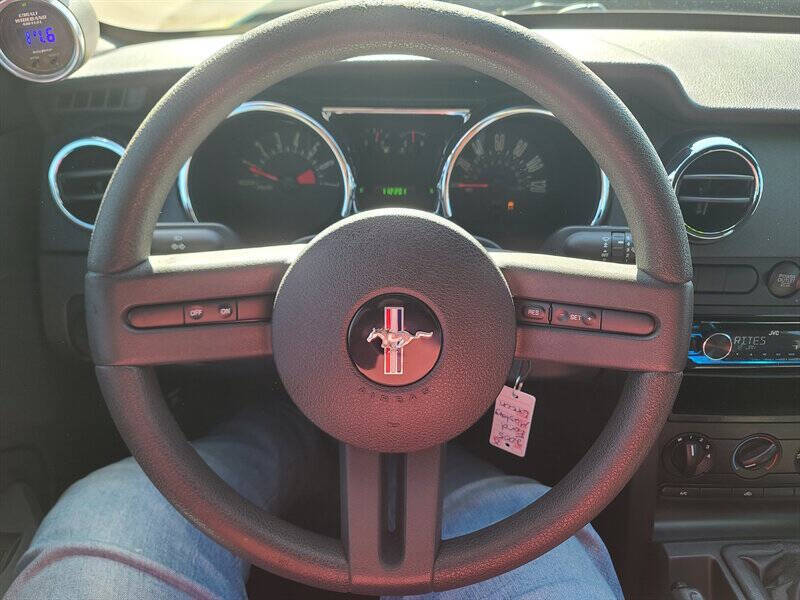 2005 Ford Mustang V6 Deluxe