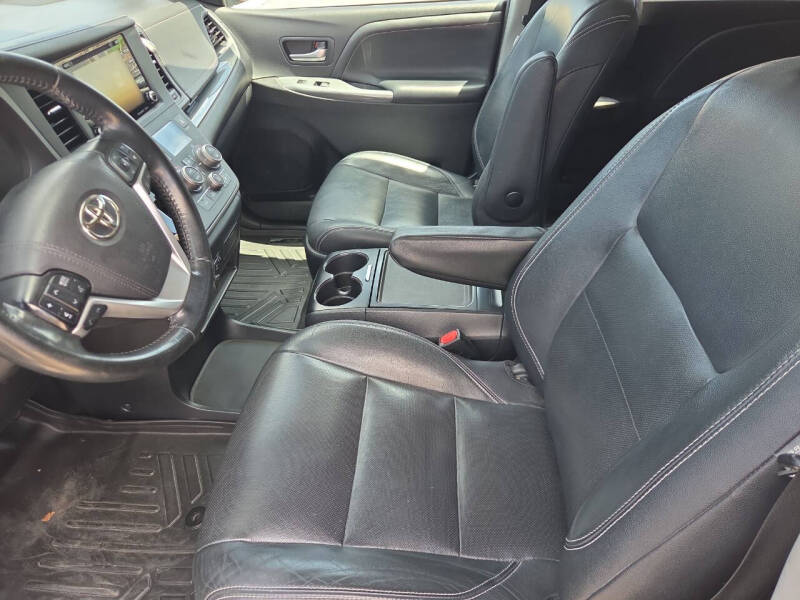 2020 Toyota Sienna SE Premium 8-Passenger