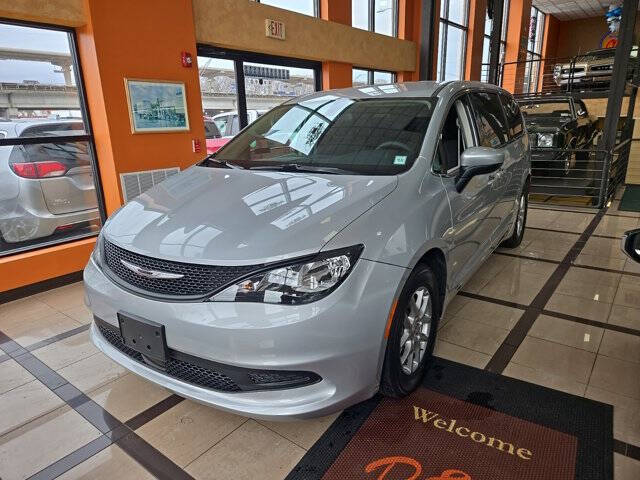 2022 Chrysler Voyager LX