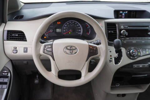 2013 Toyota Sienna LE 7-Passenger Auto Access Seat