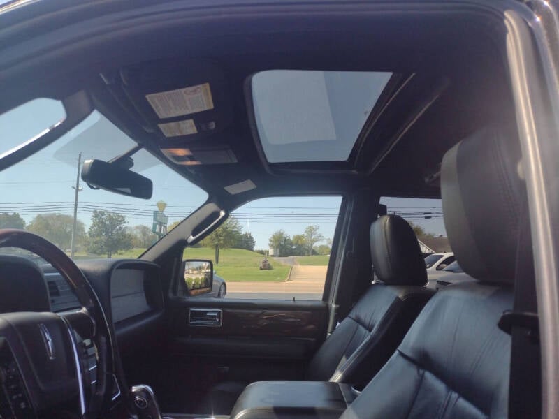 2015 Lincoln Navigator Base photo 3