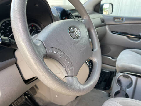 2004 Toyota Sienna LE 8 Passenger