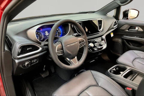 2027 Chrysler Pacifica Select