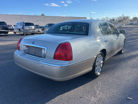 2005 Lincoln Town Car Signature Limited