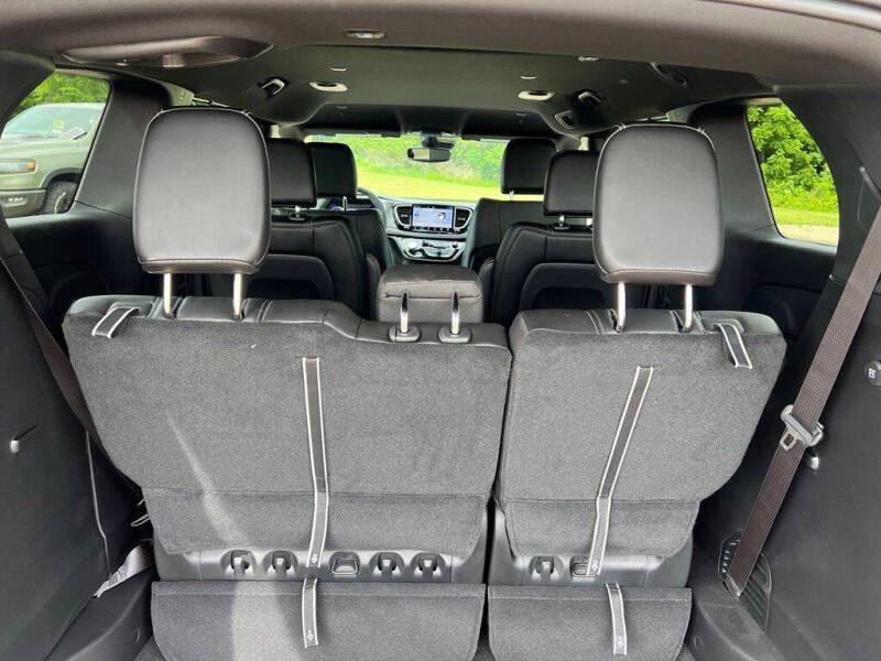 2027 Chrysler Pacifica Select
