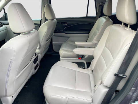 2021 Honda Pilot Touring w/Rear Captain's Chairs