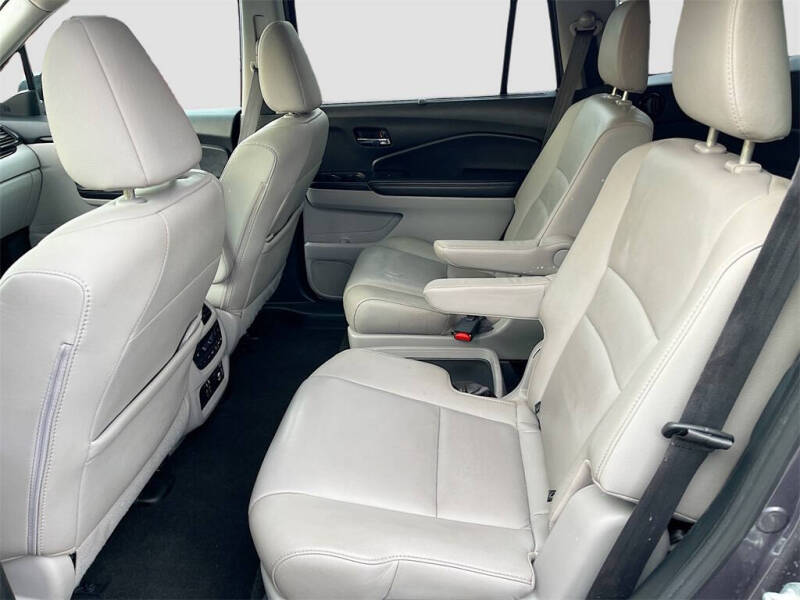 2021 Honda Pilot Touring w/Rear Captain's Chairs