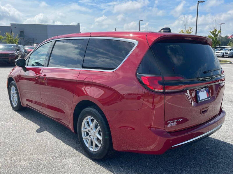 2027 Chrysler Pacifica Select