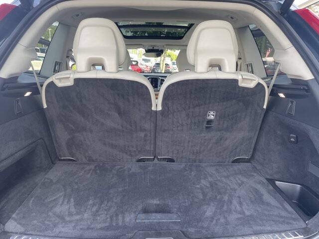 2022 Volvo XC90 T6 Momentum 6-Passenger