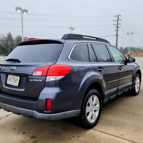 2011 Subaru Outback I Premium photo 9