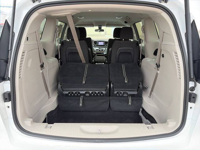 2022 Chrysler Voyager LX