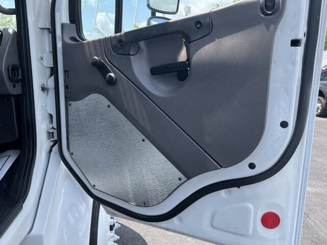 2010 Freightliner M2 106