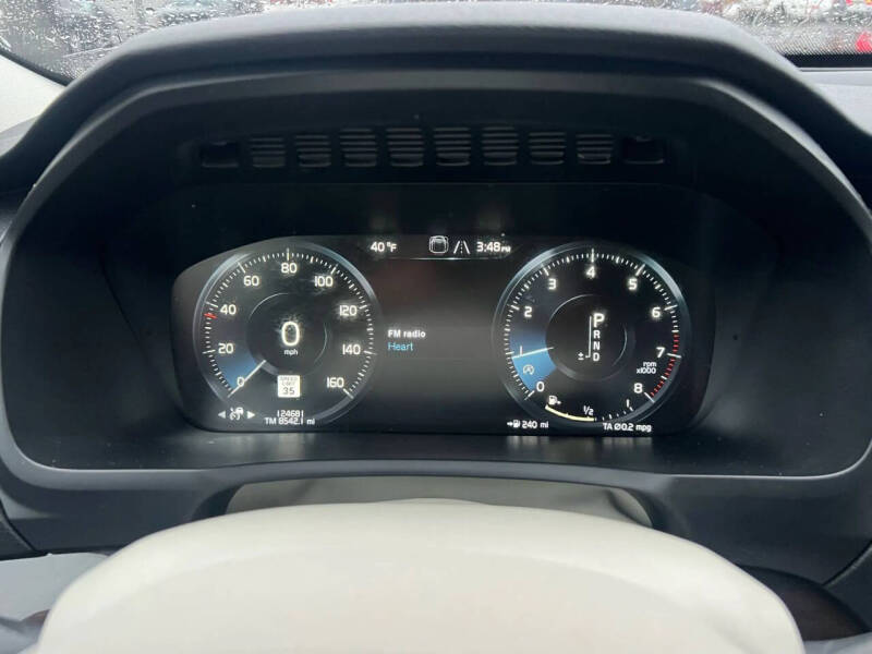 2016 Volvo XC90 T6 Momentum