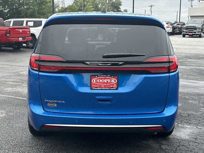 2027 Chrysler Pacifica Select