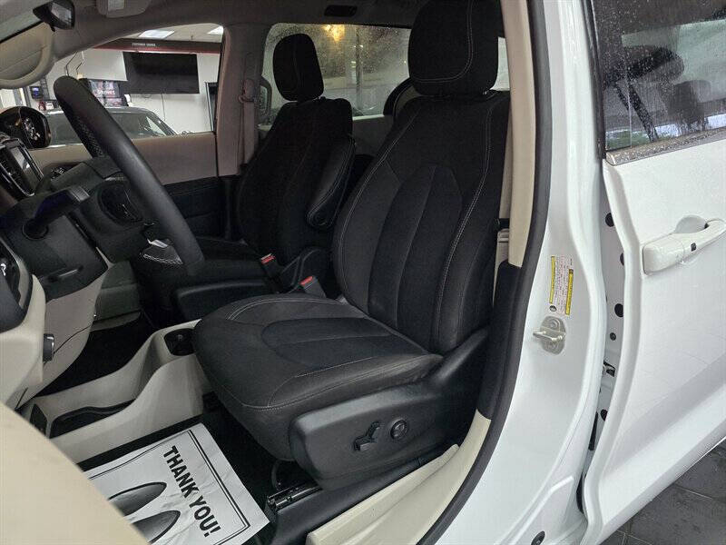 2023 Chrysler Voyager LX