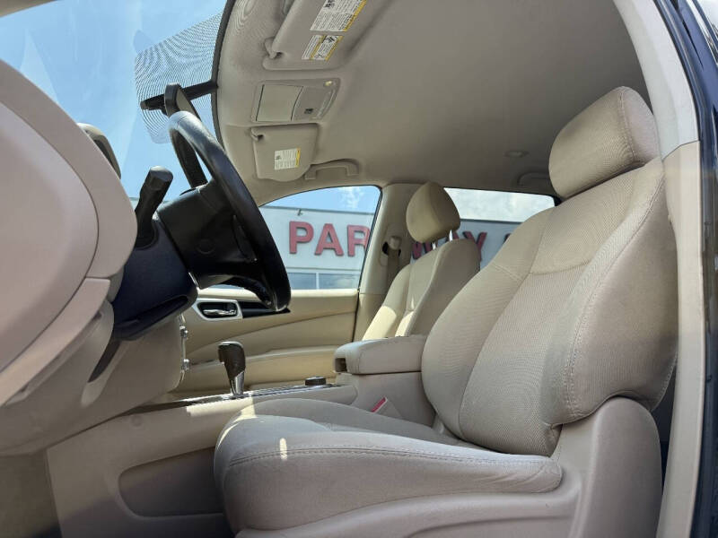 2020 Nissan Pathfinder SV