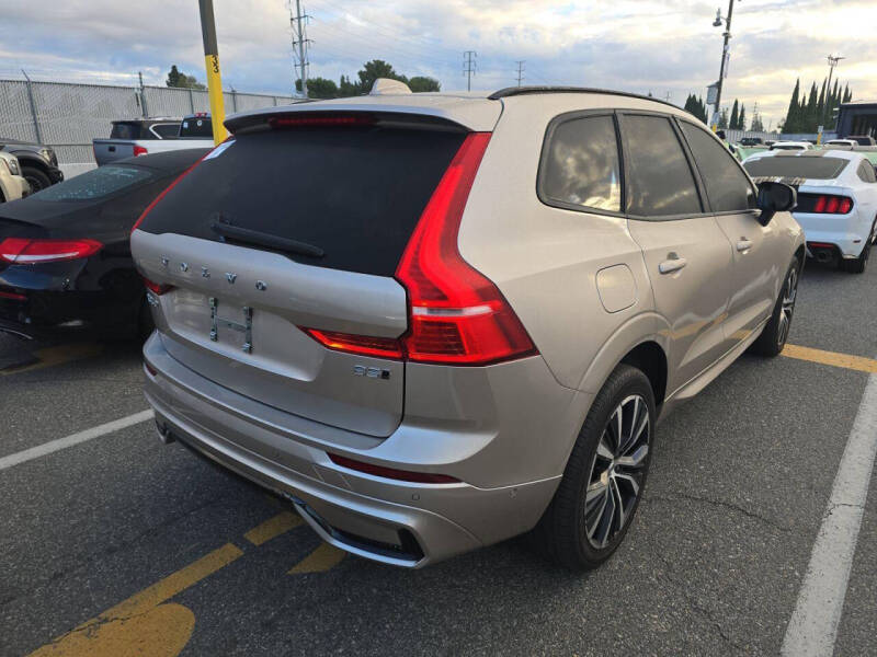 2024 Volvo XC60 B5 Ultimate Dark Theme