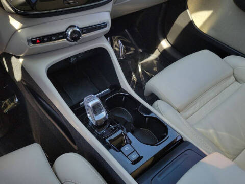 2023 Volvo XC40 B5 Plus Bright Theme