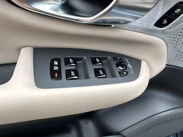 2025 Volvo XC90 B6 Ultra Bright Theme 7P