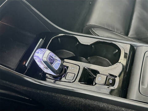 2023 Volvo XC40 B4 Plus Bright Theme
