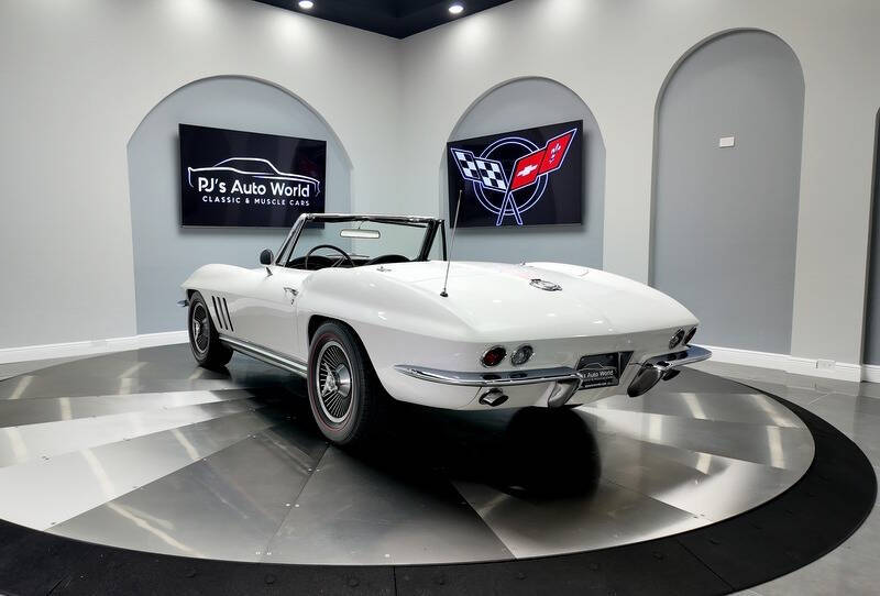1965 Chevrolet Corvette 21