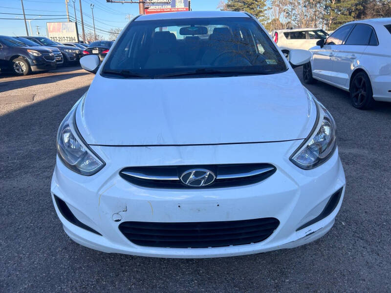 Hyundai Accent's photo