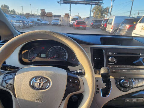 2014 Toyota Sienna LE 7-Passenger Auto Access Seat