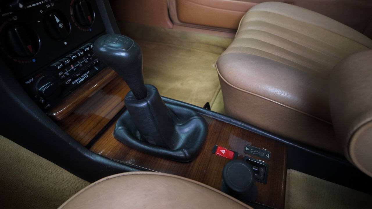 1983 Mercedes-Benz 240-Class 39