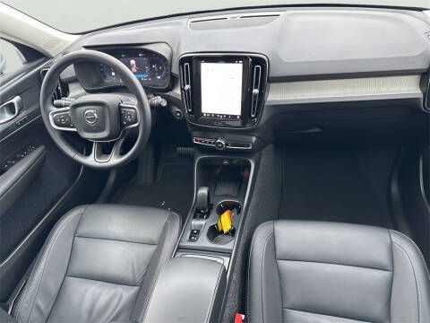 2025 Volvo XC40 B5 Core Bright Theme