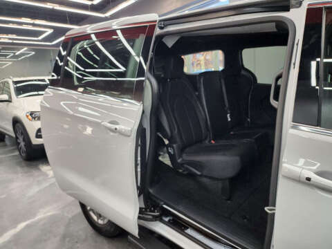 2024 Chrysler Pacifica Touring