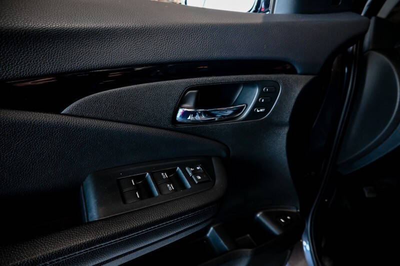 2022 Honda Pilot Touring w/Rear Captain's Chairs