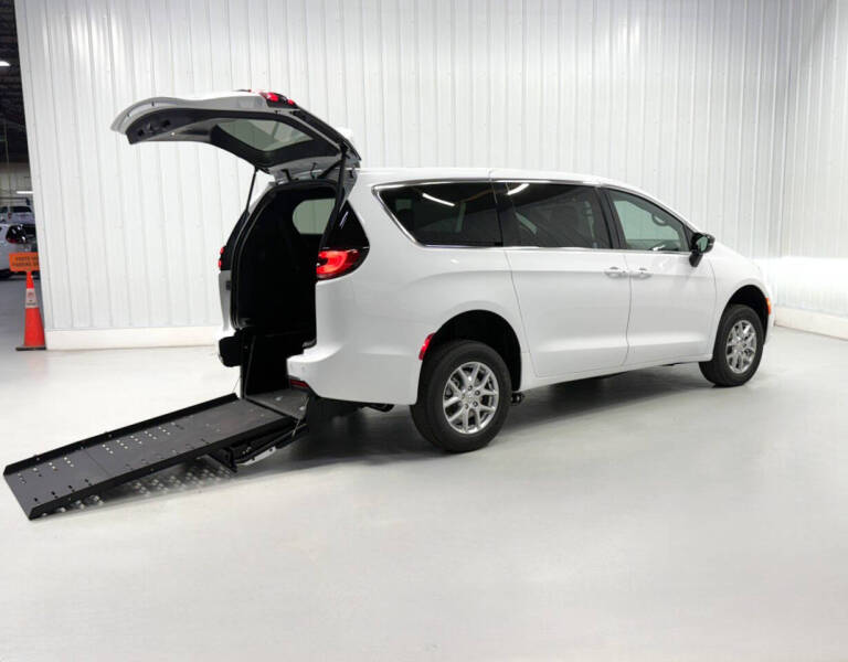 2025 Chrysler Pacifica Select