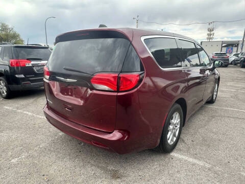 2023 Chrysler Voyager LX