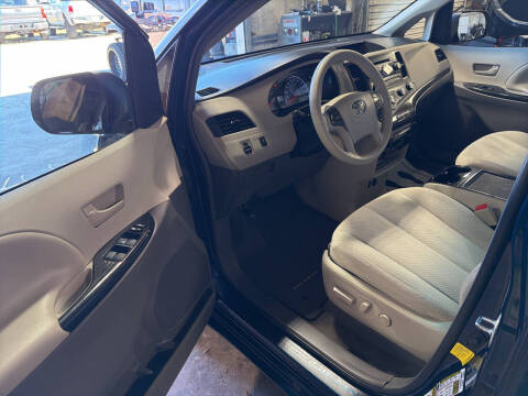 2012 Toyota Sienna LE 8-Passenger