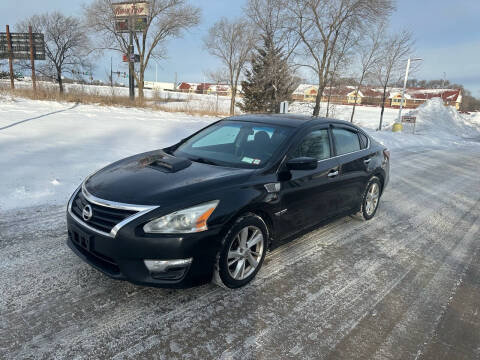 2013 Nissan Altima for sale at United Motors in Saint Cloud MN