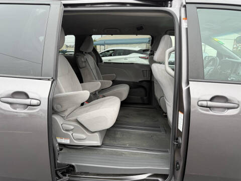 2016 Toyota Sienna LE 8-Passenger