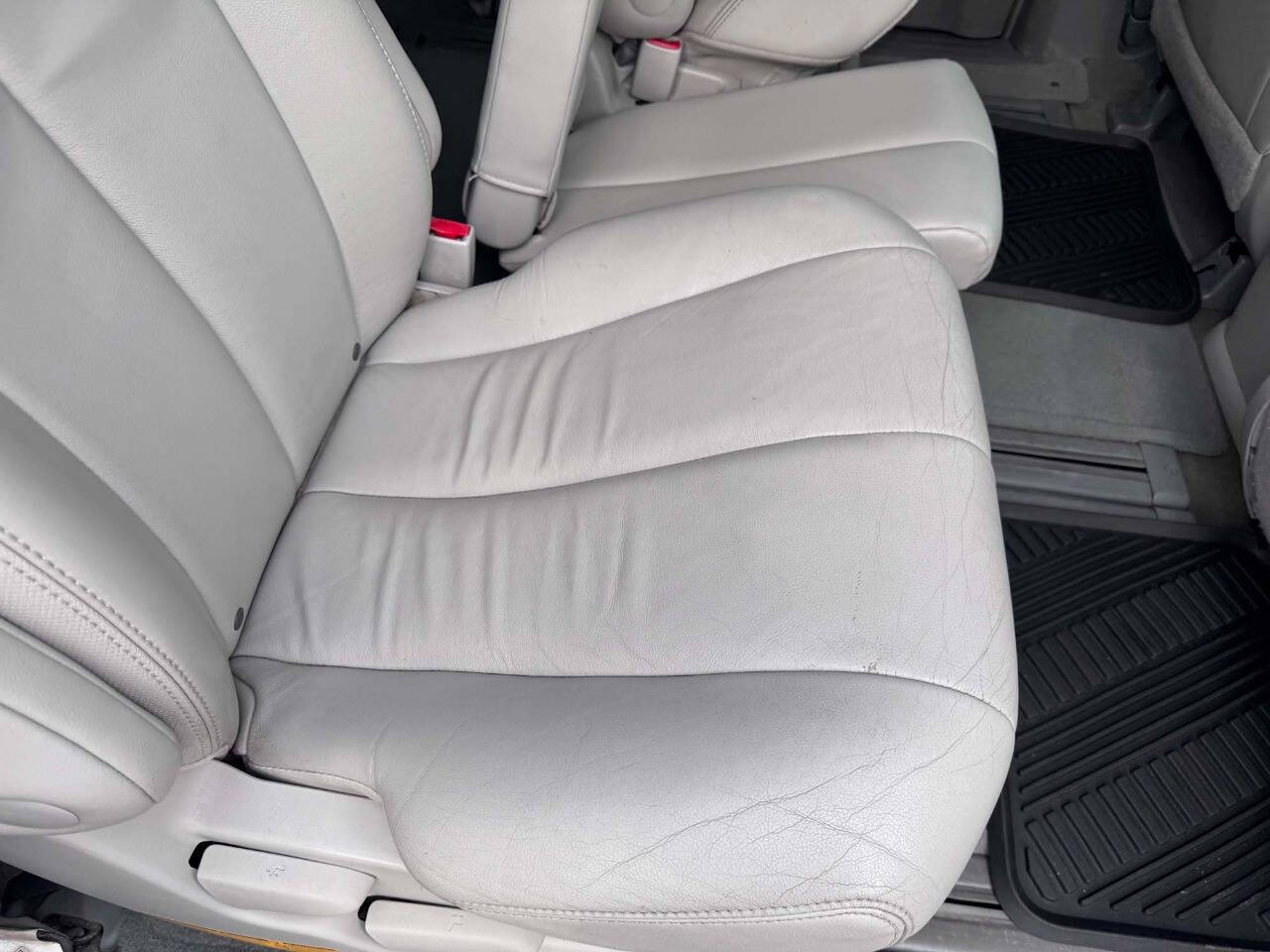 2013 Toyota Sienna 30