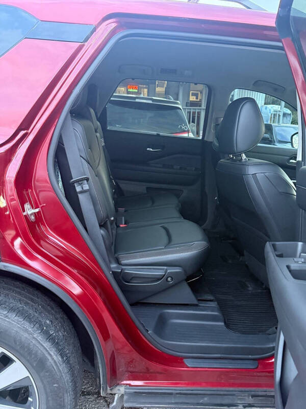 2023 Nissan Pathfinder SL