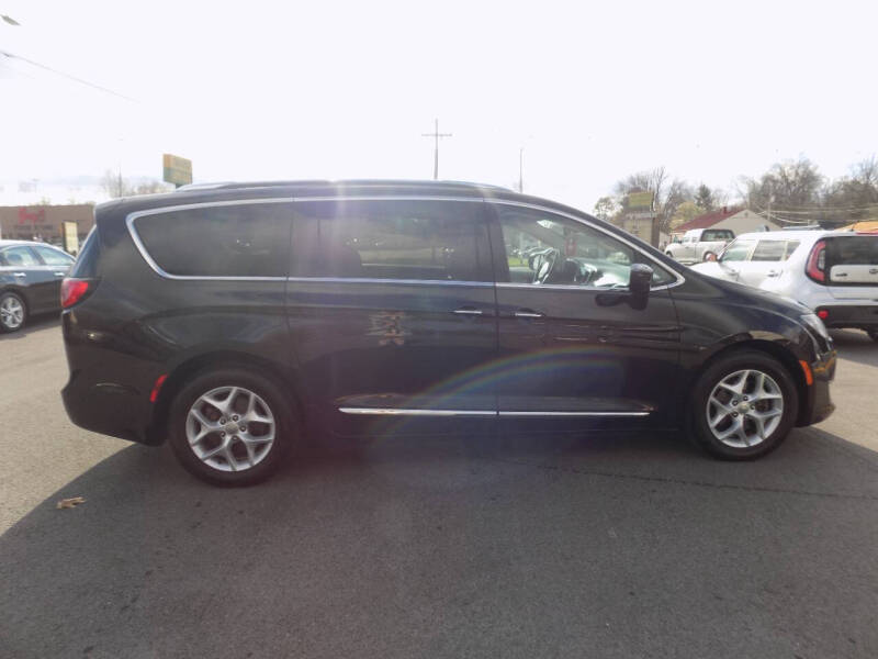 2017 Chrysler Pacifica Touring-L Plus