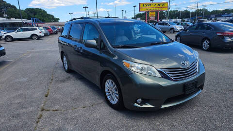 2014 Toyota Sienna XLE 7-Passenger Auto Access Seat