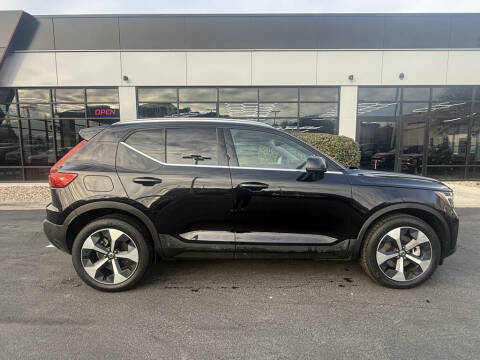 2025 Volvo XC40 B5 Plus Bright Theme