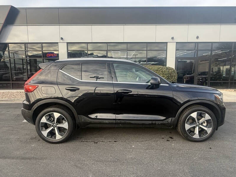 2025 Volvo XC40 B5 Plus Bright Theme