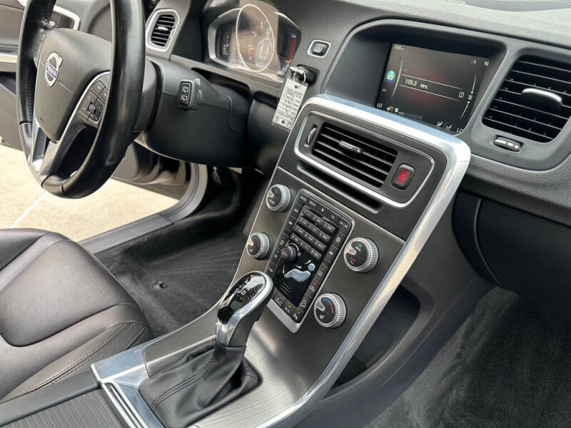 2016 Volvo V60 Cross Country T5 Platinum