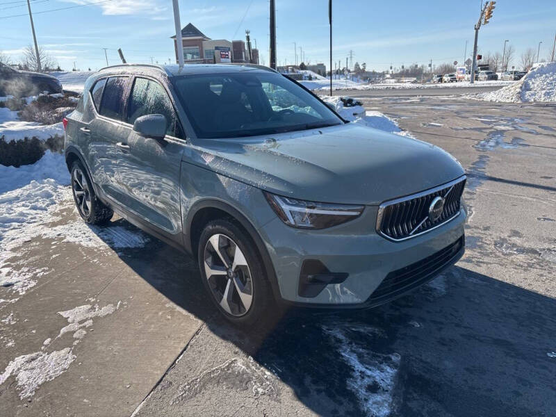 2025 Volvo XC40 B5 Plus Bright Theme