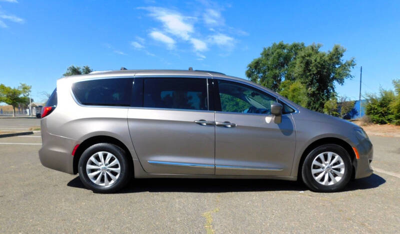2017 Chrysler Pacifica Touring-L