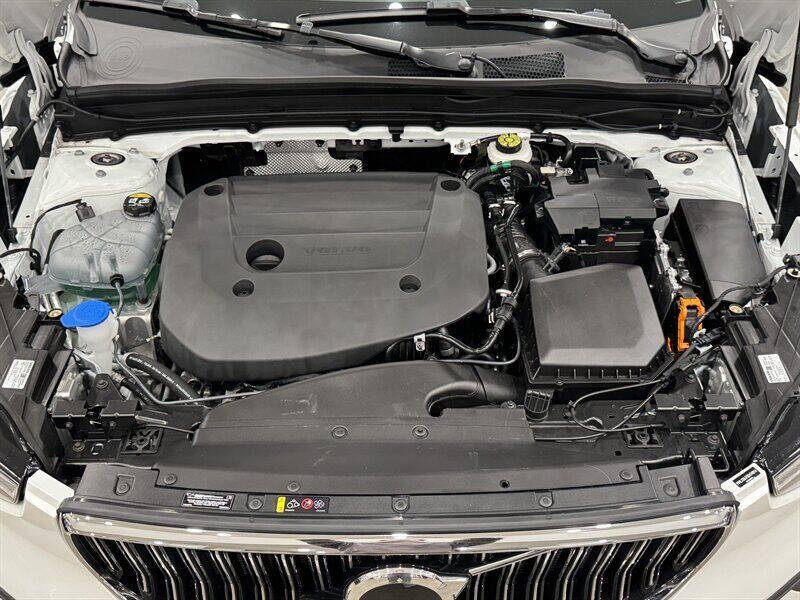 2025 Volvo XC40 B5 Core Bright Theme