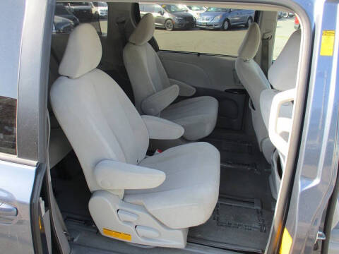 2014 Toyota Sienna LE 7-Passenger