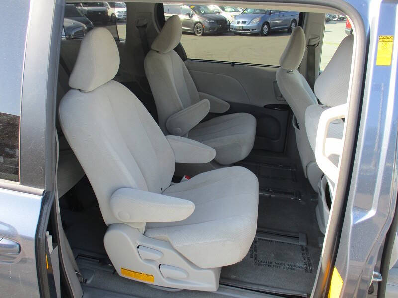 2014 Toyota Sienna LE 7-Passenger