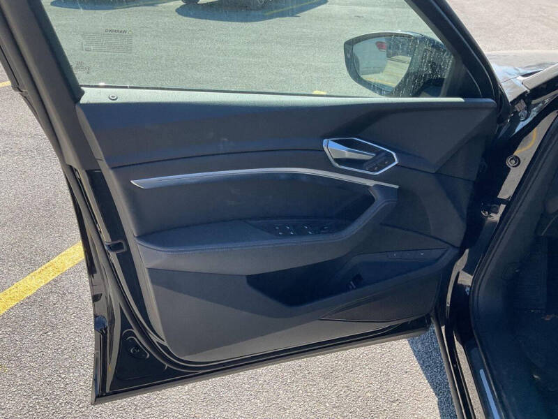 2022 Audi e-tron quattro Premium