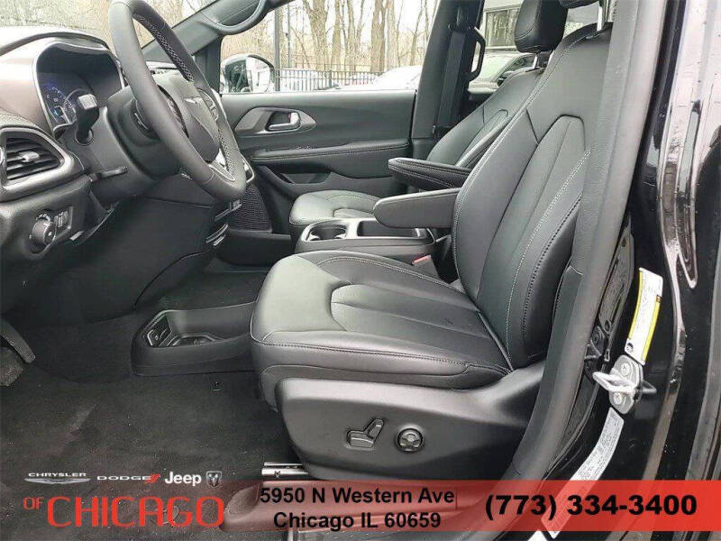 2025 Chrysler Pacifica Select